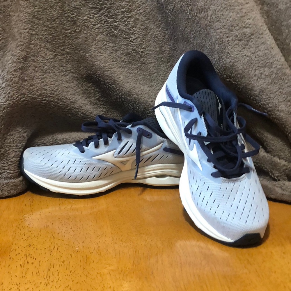 Mizuno Woman’s Wave Rider 24- Size 6.5 B- Color: Arctic Ice-Snow White.